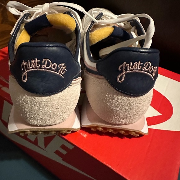 Nike - Picture 2 of 4